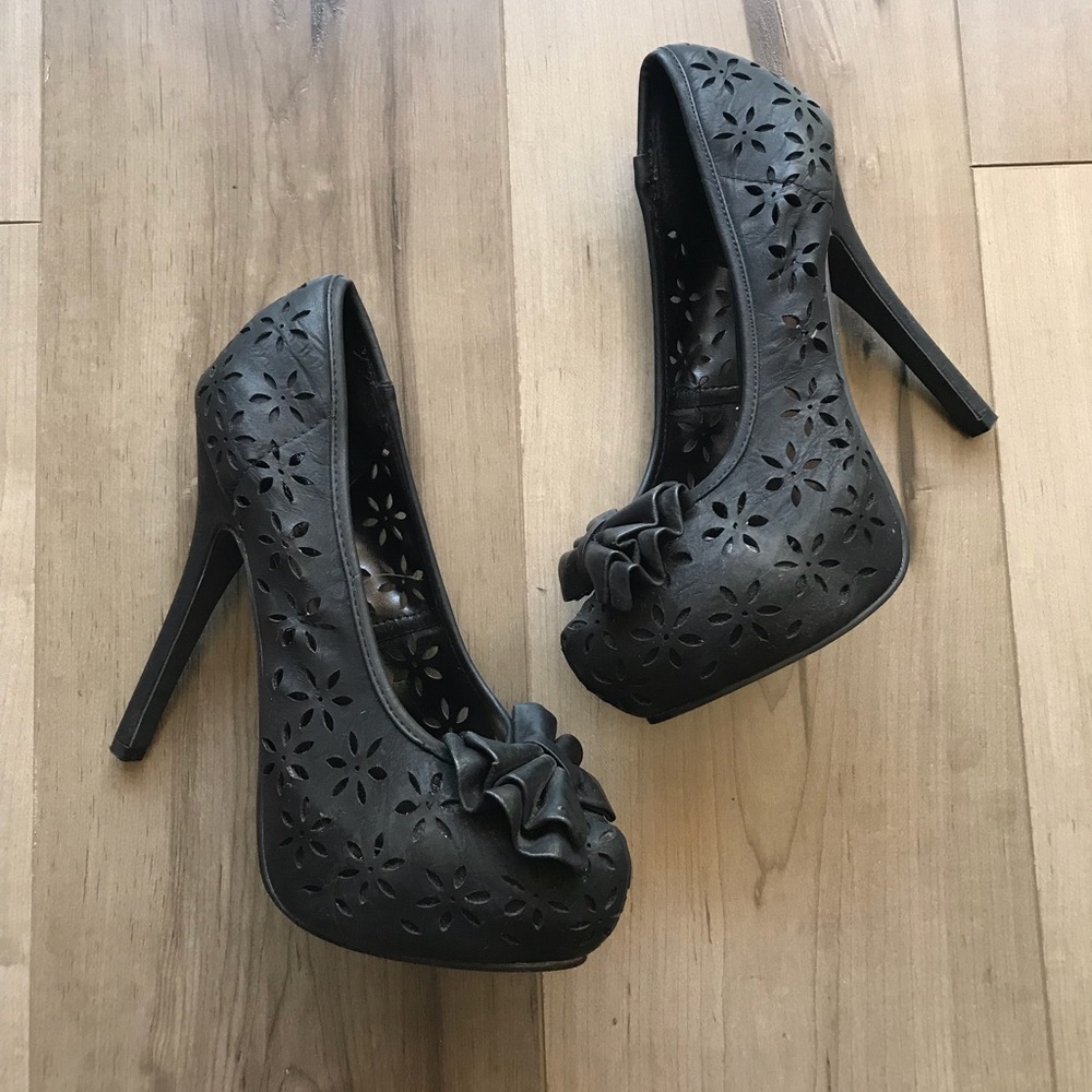 Black heels with bow detail & cutout detail size 9